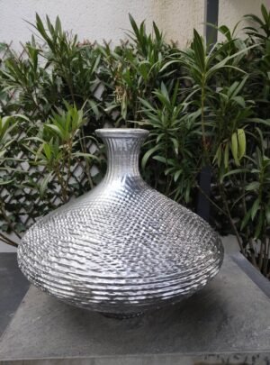 Vase Design "Ballon line", sa forme ovoïde étendue cache son pied et donne une grande impression de légèreté- 40cm