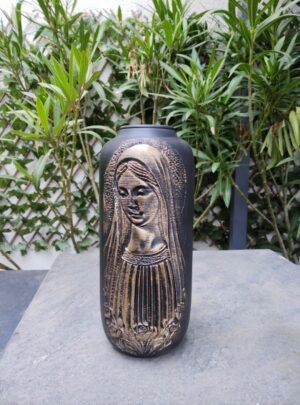 Vase "Vierge Marie aux Roses" - Un Refuge de Sérénité Spirituelle