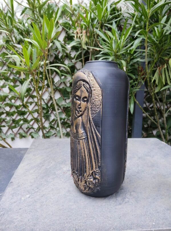 Vase "Vierge Marie aux Roses" - Un Refuge de Sérénité Spirituelle