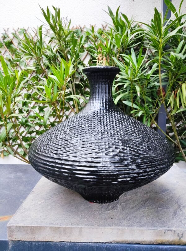 Vase Design "Ballon line", sa forme ovoïde étendue cache son pied et donne une grande impression de légèreté- 40cm