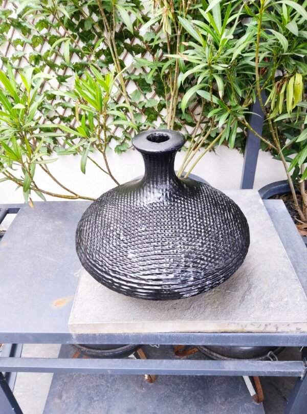 Vase Design "Ballon line", sa forme ovoïde étendue cache son pied et donne une grande impression de légèreté- 40cm