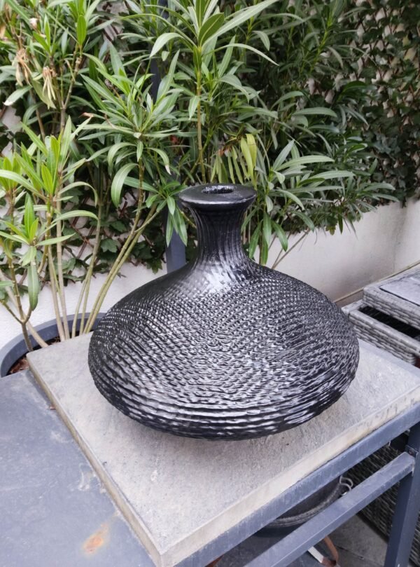 Vase Design "Ballon line", sa forme ovoïde étendue cache son pied et donne une grande impression de légèreté- 40cm