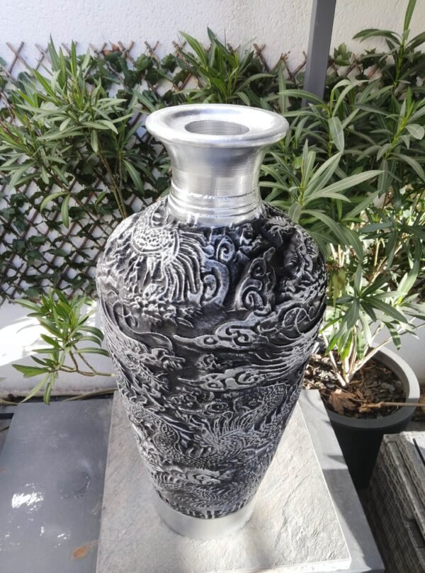 Vase "Dynastie Argentée" - Élégance Contemporaine et Légendes Chinoises