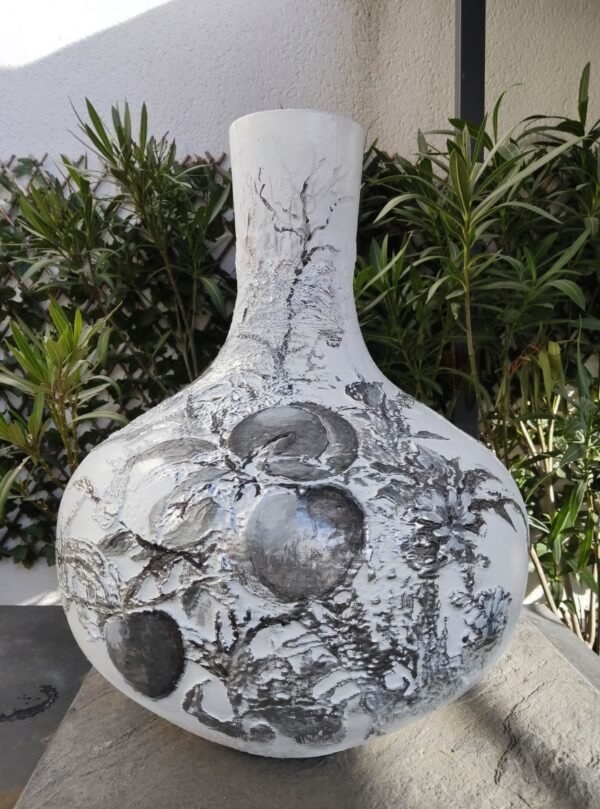 Vase "Pêches d'Hiver" - Hommage Artistique à l'Histoire et à la Modernité