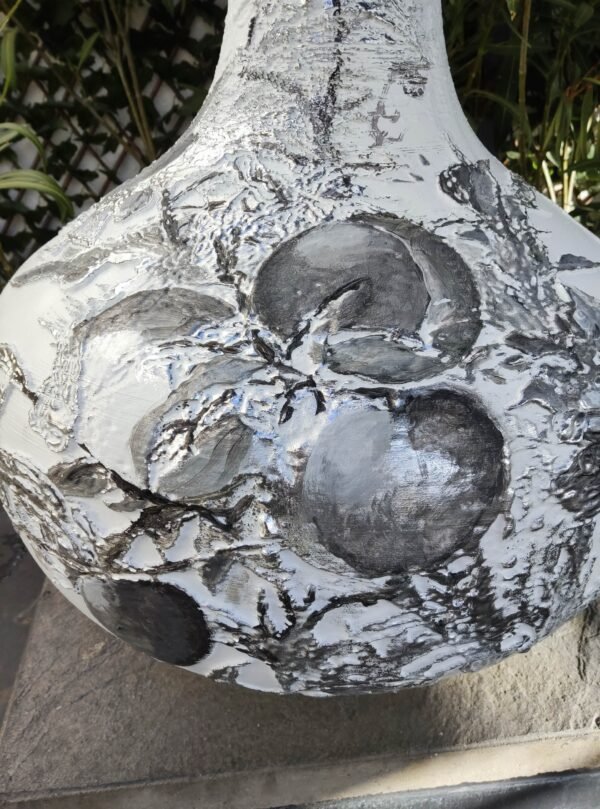 Vase "Pêches d'Hiver" - Hommage Artistique à l'Histoire et à la Modernité