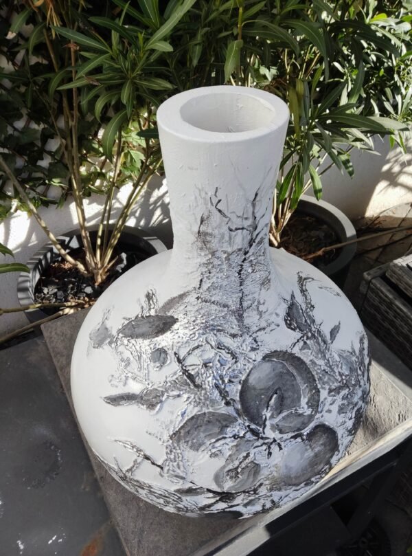 Vase "Pêches d'Hiver" - Hommage Artistique à l'Histoire et à la Modernité