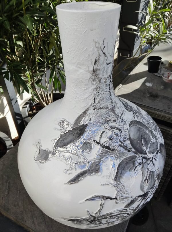 Vase "Pêches d'Hiver" - Hommage Artistique à l'Histoire et à la Modernité