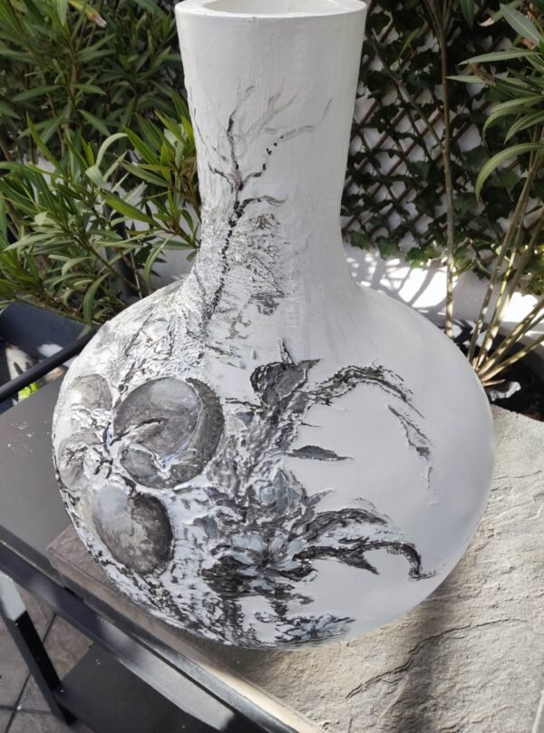 Vase "Pêches d'Hiver" - Hommage Artistique à l'Histoire et à la Modernité