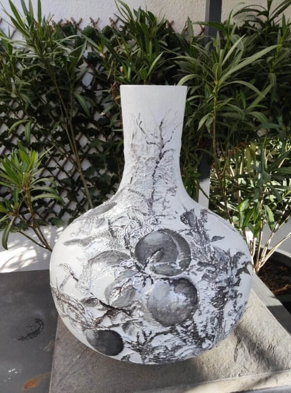 Vase "Pêches d'Hiver" - Hommage Artistique à l'Histoire et à la Modernité