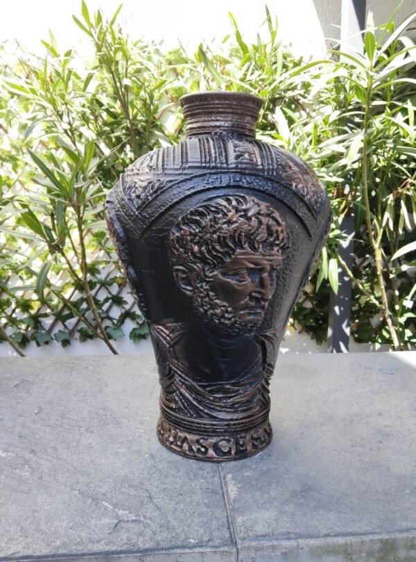 Vase sculptural Marc Aurèle – Sagesse Stoïcienne & Grandeur Romaine – Résine écologique, Finition Bronze Antique (Deux Tailles Disponibles)