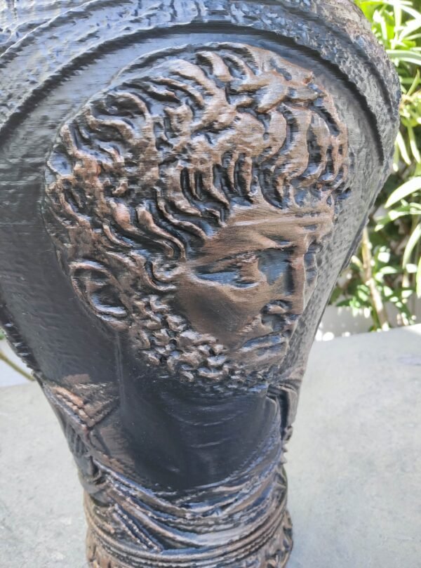 Vase sculptural Marc Aurèle – Sagesse Stoïcienne & Grandeur Romaine – Résine écologique, Finition Bronze Antique (Deux Tailles Disponibles)